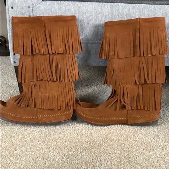 Minnetonka 3-Layer Fringe Suede Brown Boots, 8 - Picture 6 of 11